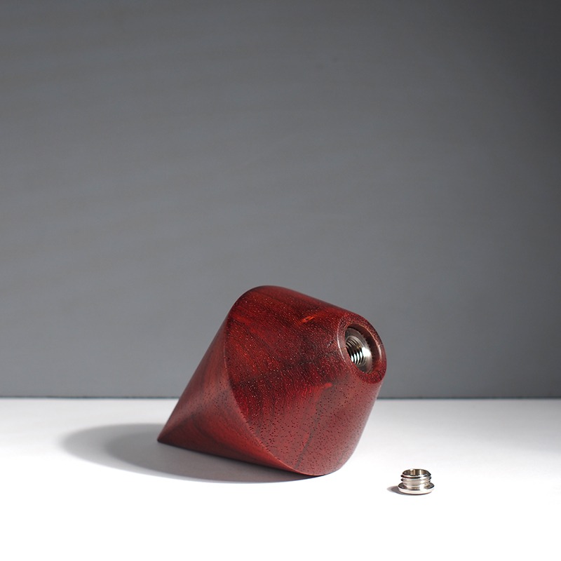 Sluiting houten mini urn model Salvia van Bosurn.nl in padoek