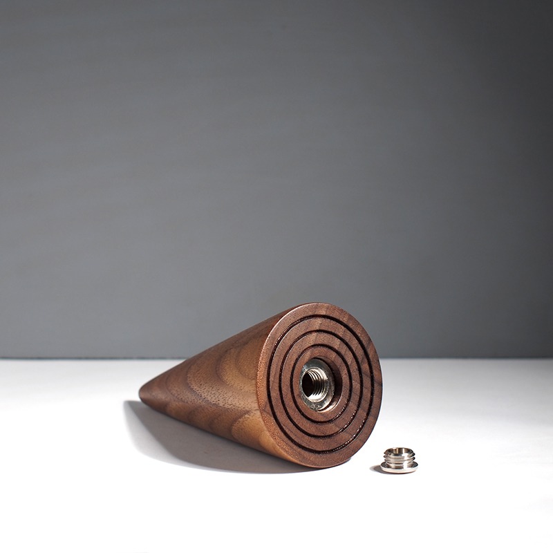 Sluiting houten mini urn model Zegge van Bosurn.nl in walnoot