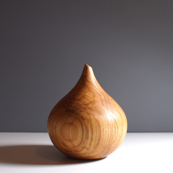 Houten middelgrote urn model Lisdodde van Bosurn.nl in essen