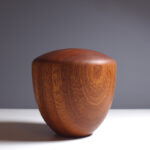 Houten middelgrote urn model Sedum van Bosurn.nl in mahonie