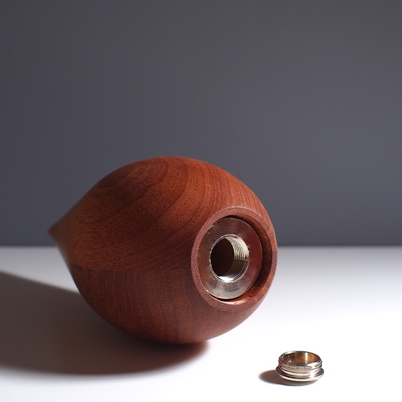 Sluiting houten middelgrote urn model Weegbree van Bosurn.nl in mahonie