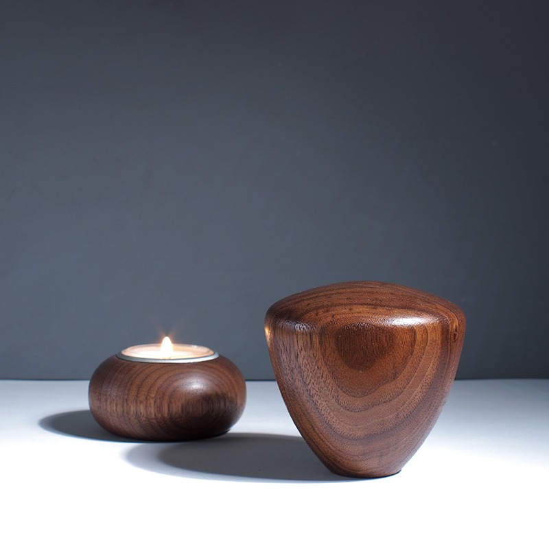 Houten mini urn model Sedum van Bosurn in walnoot met waxinelichtje