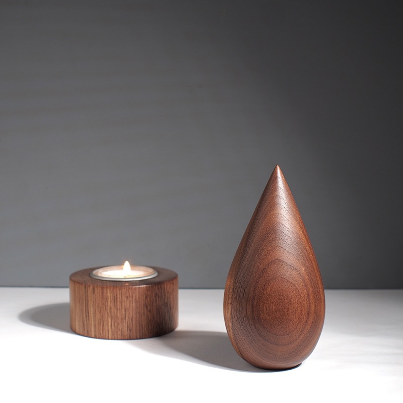 Houten mini urn model Weegbree van Bosurn in walnoot met waxinelichtje